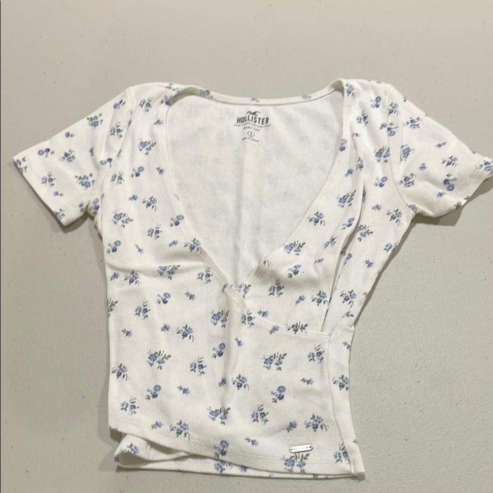 Hollister White and Blue Floral Women's Blouse